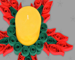 Goldene Kerze in einem Weihnachtsstern Bild von goldener Stumpenkerze in einem Weihnachtsstern