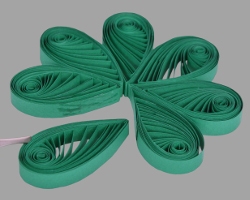Papierkleeblatt aus Quilling-Figuren zusammenkleben Bild von Kleeblatt aus Papier, welches aus Quilling-Figuren zusammengeklebt wird