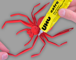 Beine am Spinnenkörper anbringen Bild vom Anbringen der Beine am Spinnenkörper