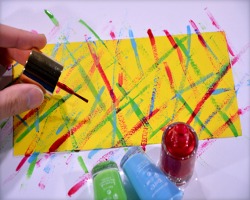 Tonpapier mit Nagellack verzieren Bild vom Verzieren mit Nagellack