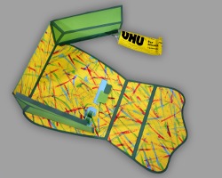 Bodenelement an Rückseite der Schultasche ankleben Bild vom Ankleben des Bodenelements an der Rückseite der Schultasche