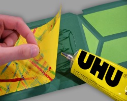 Boden mit verziertem Tonpapier bekleben Bild vom Bekleben des Bodens mit verziertem Tonpapier