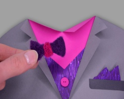 Gefilzte Fliege ans Papierhemd kleben Bild vom Ankleben der gefilzten Fliege am Papierhemd