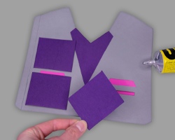Rückseiten der Taschen mit Papierquadraten verkleiden Bild vom Verkleiden der Taschenrückseiten mithilfe von Papierquadraten