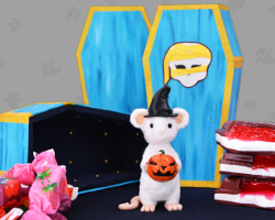 Hexer Gustl von Mausbach mit Jack O'Lantern bei der Halloween Party am Hofe von Gloria von Thurn und Taxis Bild von einer Fimo Maus mit einem Hexenhut, die vor ägyptischen Särgen steht und auf der Suche nach dem Heiligen Gral ist. Szenerie von Veronika Vetter Restauratorin des Bernsteinzimmers