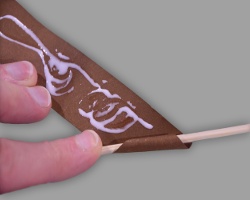 Besenstiel mit Tonpapier verkleiden Bild vom Verkleiden des Besens mit braunem Tonpapier