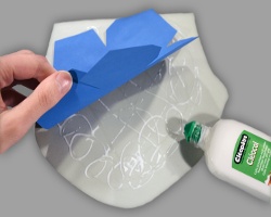 Elemente auf graues Tonpapier kleben Bild vom Kleben der blauen Elemente auf blaues Tonpapier