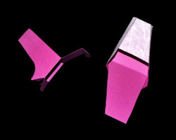 Bild von zwei Teilen zum Basteln von Papierschuhen