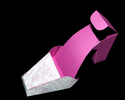 Bild von Papierschuh bei dem sich der Absatz öffnen lässt