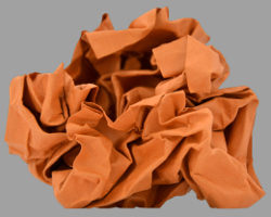 Geknülltes Tonpapier, welches gleich in Kaffee gebadet wird Bild von braunem geknülltem Tonpapier, welches gleich in Kaffee gebadet wird