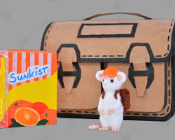 GWS2.de Maskottchen Gustl geht mit seiner Erstklässlermütze und seiner neuen Schultasche in Lederoptik in das Maximiliansgymnasium Bild von Maus mit Erstklässlermütze, die mit Sunkist in der Schultasche in das Maximiliansgymnasium geht. Bastelarbeit von Veronika Vetter Fine Art Künstlerin