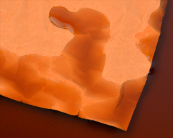 Tonpapier mit einer Grammatur von 130 g/m² in einem Kaffeebad Bild von braunem Tonpapier mit einer Grammatur von 130 g/m², das in einem Kaffeebad liegt
