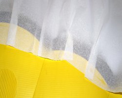 Krepppapier in Schultüte Bild vom Einkleben des Krepppapiers in die Schultüte