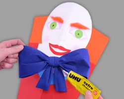 Clownsgesicht von Tarrent Hightopp aus Papier Bild von Tarrent Hightopp aus Papier, der eine Fliege bekommt