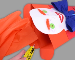 Innenseite der Schultüte mit Krepppapier auskleiden Bild vom Auskleiden der Schultüteninnenseite mit Krepppapier