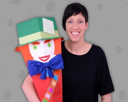 Die echte Alice und der Hutmacher aus Papier Bild von Veronika Vetter die eine Schultüte in der Hand hält, die wie Tarrant Hightopp aussieht