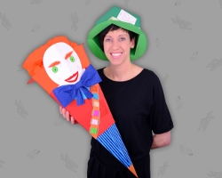 Vroni trägt Papierhut des Hutmachers Bild von Fine Art Künstlerin Veronika Vetter, die den Papierhut von Tarrant Hightopp trägt