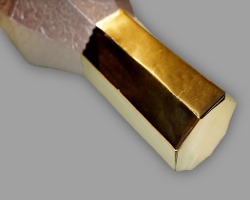 Mit Goldfolie verzierter Flaschenhals Bild von goldenem Flaschenhals der Sektflasche