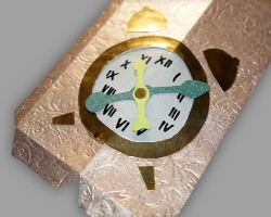 Papieruhr in Sektflasche Bild von einer Uhr aus Papier