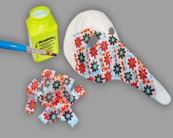 Grundierte Maske bekleben Bekleben mit Decoupage einer grundierten Maske