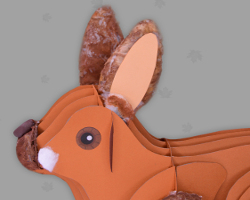 Papierhase hat braune Plüschohren Bild vom niedlichen Papierhasen mit weichen, braunen Plüschohren