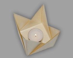 Teelicht in Strasspapierlampe Bild von Strasspapierlampe mit Teelicht