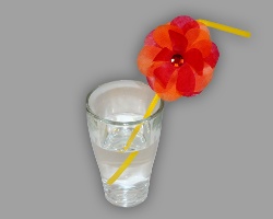 Rote Papierblume auf Trinkhalm Bild von roter Papierblume auf einem Trinkhalm