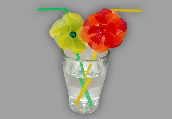 Wasserglas mit Trinkstrohhalmen Bild von Wasserglas mit zwei bunten Trinkstrohhalmen