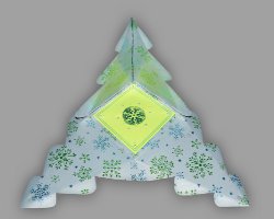 Aufstellen des selbst gebastelten Papiertannenbaums