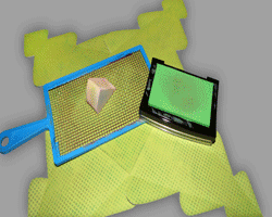 Verzieren und Bestempeln des Papiertannenbaums