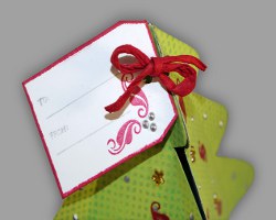 Bild von Grußkarte befestigt an einer Tannenbaumspitze