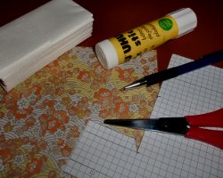 Bastelmaterial für eine Taschentuchtasche aus Papier