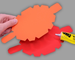 Elemente der unteren Außenhaut des Papierbootes Bild von zwei Papierelementen für die untere Außenhaut des Papierbootes
