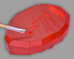 Papierschiff mit roter Acrylfarbe bemalen Bild vom Bemalen des Papierschiffs mit roter Acrylfarbe
