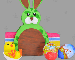 Serviettenspender als Tischdeko zu Ostern Bild von Serviettenspender als Tischdeko zu Ostern mit Schokoladeneiern. Arrangiert von Veronika Vetter Fine Art Künstlerin