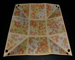 Gefalteter und beklebter Tischspender