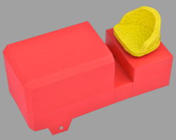Grundgerüst von einem Papiertraktor mit einem gelben Fahrersitz Bild vom Grundgerüst eines Papiertraktors, auf dem ein gelber Fahrersitz thront