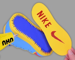Schuhsohle bekommt mit Embossing Technik ein Branding Bild von Schuhsohle, die mit Embossing Technik mit dem Branding Nike versehen wurde