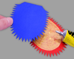 Zehenkappe mit Luftlöchern zusammenkleben Bild vom Zusammenkleben der Zehenkappen mit Luftlöchern
