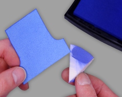 Konturen der blauen Minion Kleidung mit Stempelfarbe akzentuieren Bild vom Akzentuieren der blauen Kleidung mit gleichfarbiger Stempelfarbe