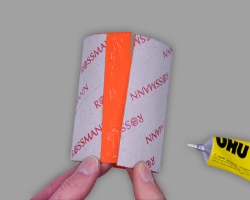 Innen verkleidete und vergrößerte Küchenrollenkartonage neu zusammenkleben Bild vom Zusammenkleben der vergrößerten und innen verkleideten Küchenrollenkartonage