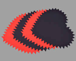 Vier Herzscheiben aus Papier für den Boden der Valentinstagsverpackung Bild von vier Herzscheiben aus Papier zum Anfertigen des Bodens der Valentinstagsverpackung
