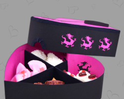 Pralinenschachtel für den Valentinstag in Herzform Bild von herzförmiger Pralinenschachtel für den Valentinstag mit Confiserie aus Fimo. Angefertigt von Fine Art Künstlerin Veronika Vetter (DAoCFrEak)