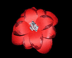 Rote Blume aus Tonpapier Bild einer roten Blume aus Tonpapier und Silberfolie
