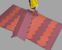 Dachziegeln aus Papier zusammenkleben Bild vom Zusammenkleben der braunen Papierdachziegeln