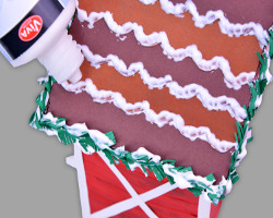 Hausdach mit Kunstschnee verzieren Bild vom Verzieren eines Hausdachs mit Kunstschnee