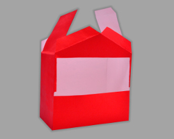 Blockhütte im Rohbau - Verkaufsfensterwand befestigen Bild von Blockhütte, die im Rohbau ist. Einbauen der Verkaufsfensterwand