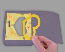 Eingang des Vogelhauses ist ein Herz Bild vom Eingang des Vogelhauses mit Herz