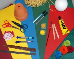 Bild von Bastelmaterial zum Basteln einer Vogelscheuche