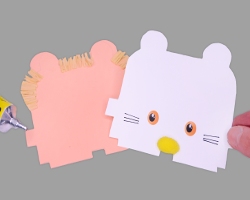 Hello Kitty Gesicht besteht aus Tonkarton und Moosgummi Bild vom Basteln des Hello Kitty Gesichts